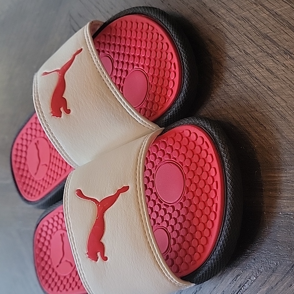 Kids Puma slides size 11